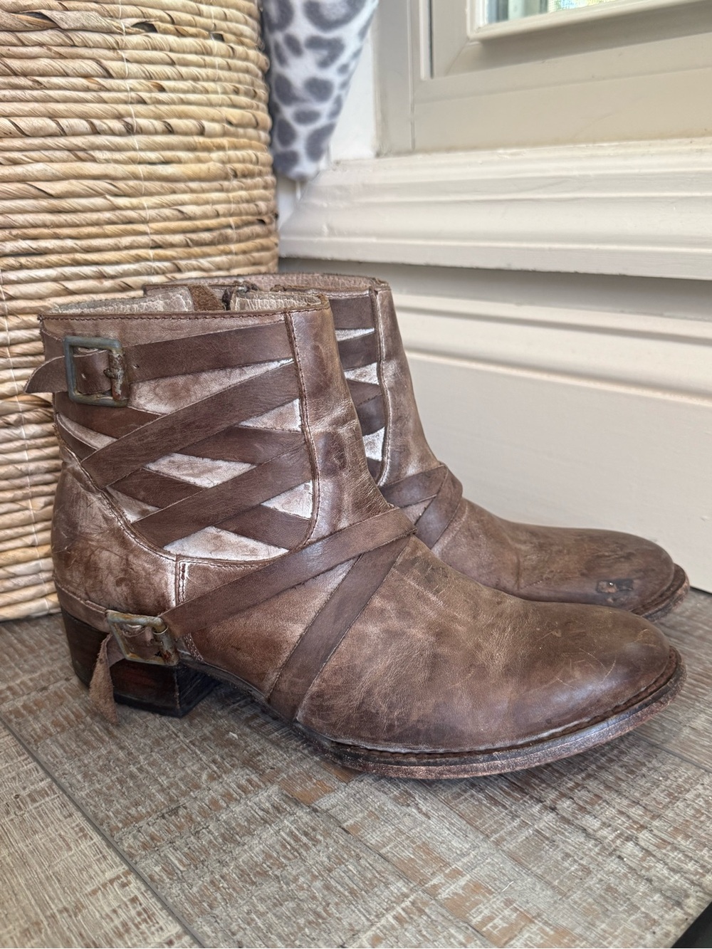 Freebird Sammi distressed ankle leather boots sz8